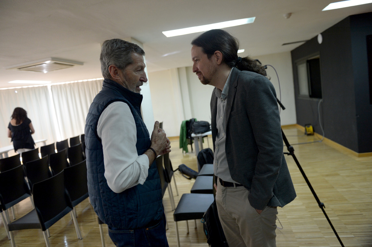 El exJemad Julio Rodríguez junto a Pablo Iglesias durante una reunión del CCE de Podemos