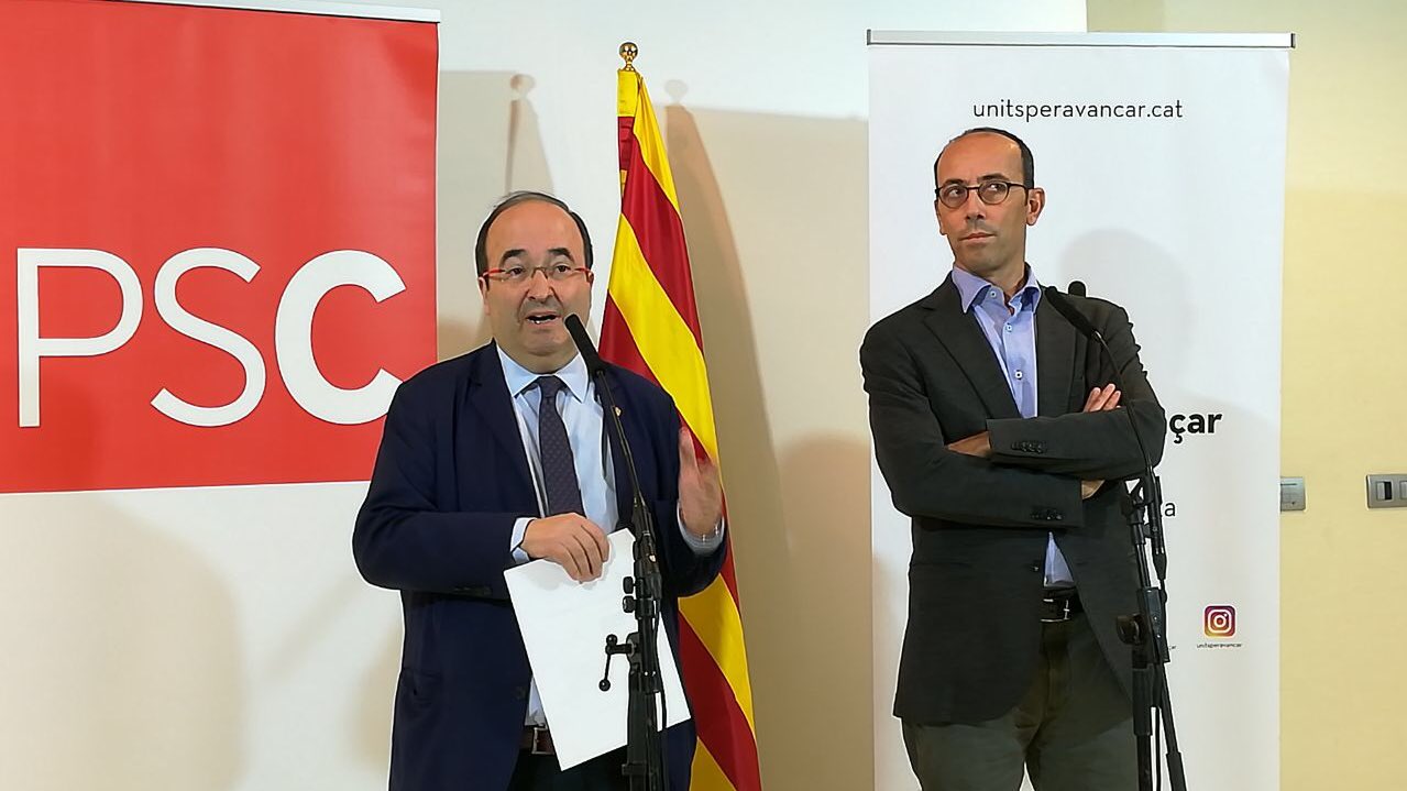 Oriol Molins (derecha) en el momento de que Miquel Iceta anuncia el acuerdo electoral