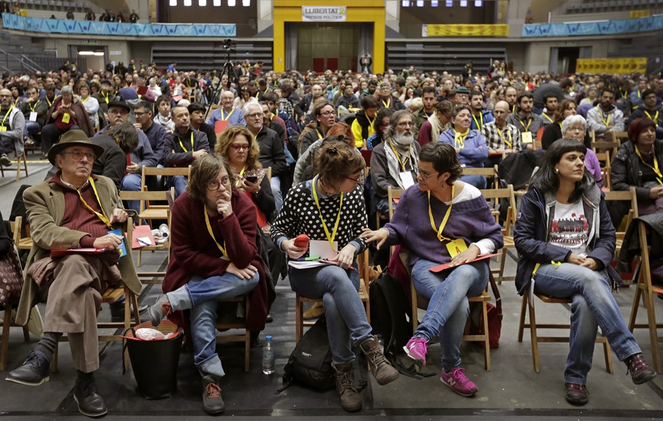 Las dirigentes de la CUP Julia de Jódar, Eulàlia Reguant, Mireia Vehí, Natalia Sánchez y Anna Gabriel en la Asamblea Extraordinaria celebrada en Granollers. 