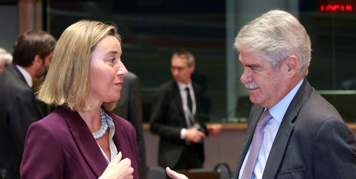 El ministro español de Asuntos Exteriores, Alfonso Dastis (dcha), conversa con la jefa de la diplomacia europea, Federica Mogherini (izq). 