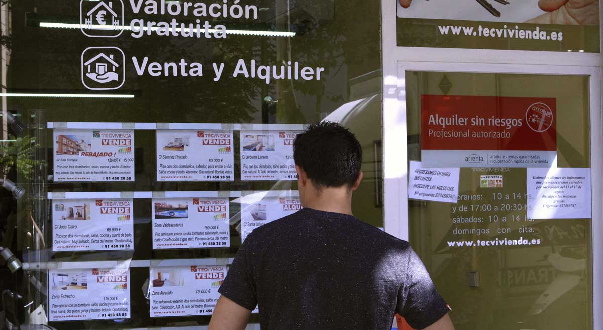 Vista de un escaparate de una inmobiliaria en Madrid, con anuncios de pisos en venta