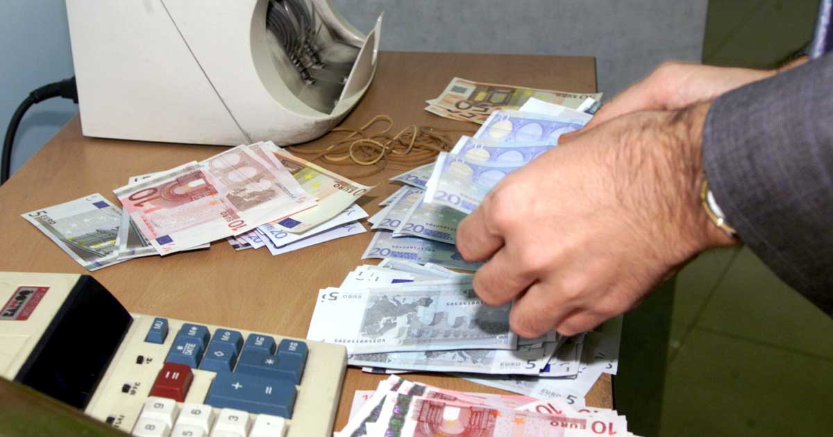 Una máquina cuenta billetes de euros en una sucursal bancaria. 