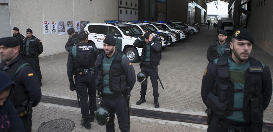 Guardias civiles en un operativo en San Feliu de Llobregat