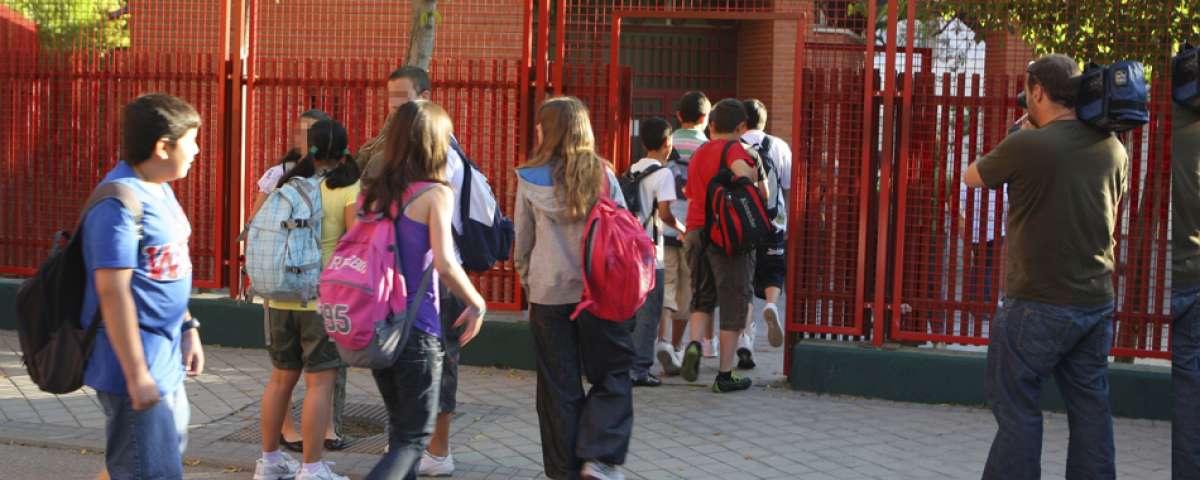 Alumnos entran en un instituto en la Comunidad de Madrid