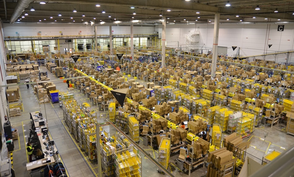 Imagen de archivo de la central de logística de Amazon.es en San Fernando de Henares, Madrid. 