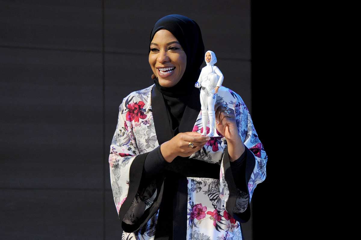 La esgrimista Ibtihaj Muhammad con la nueva Barbie con hiyab