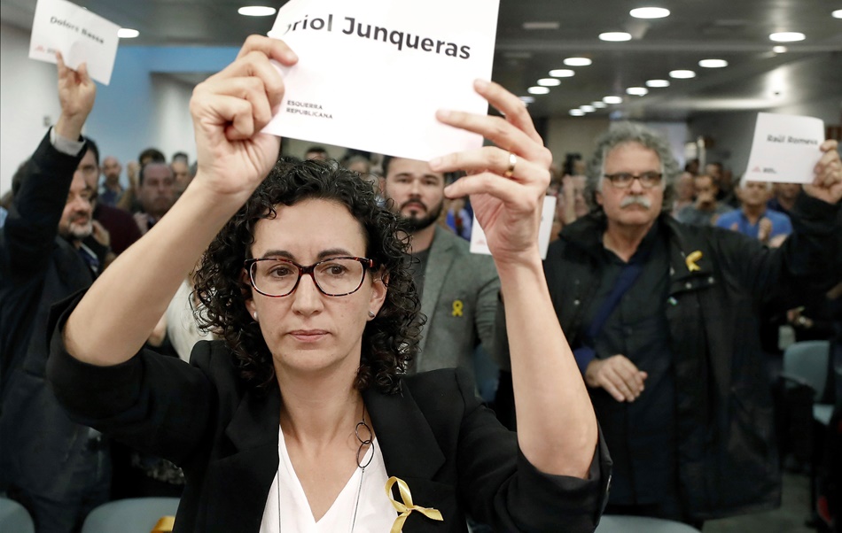 La secretaria general de ERC, Marta Rovira, mostrando un cartel con el nombre de Oriol Junqueras en una fotografía de archivo. 