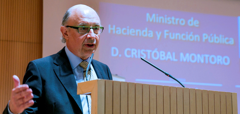 El ministro de Hacienda y Función Pública, Cristóbal Montoro, durante una conferencia en Zaragoza. 