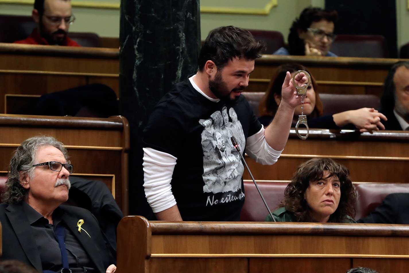 El diputado de ERC Gabriel Rufián, muestra unas esposas en la sesión de control al Gobierno hoy en el Congreso de los Diputados. 