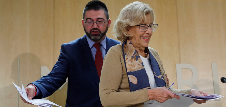 La alcaldesa de Madrid, Manuela Carmena, junto al delegado de Economía y Hacienda, Carlos Sánchez Mato, al inicio de la rueda de prensa.