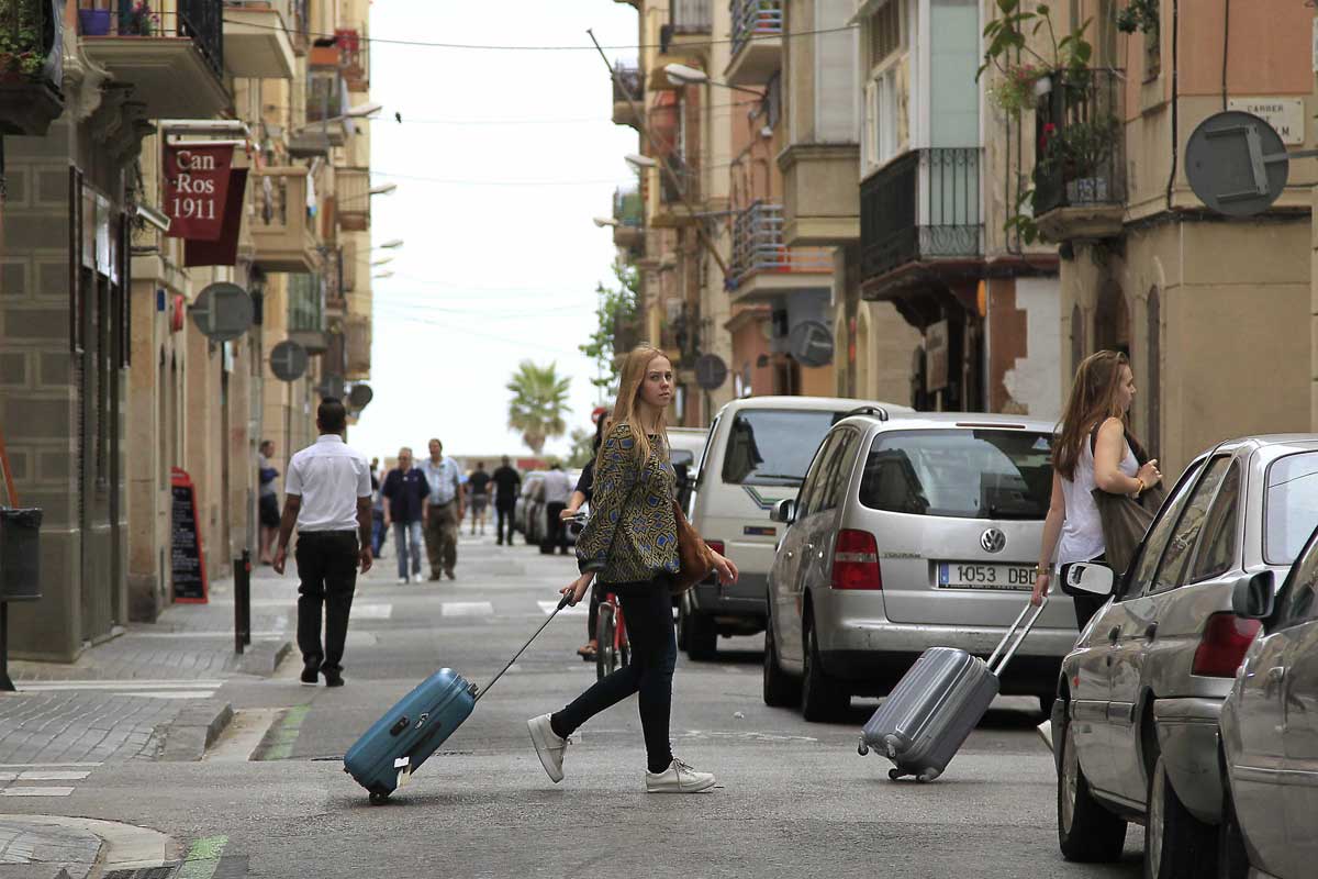 Unas turistas buscan su hospedaje en el barrio de La Barceloneta. 
