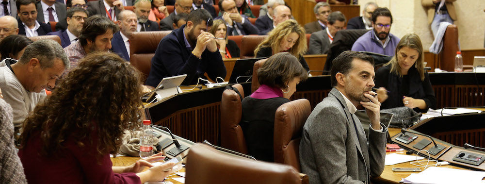 El portavoz de IU, Antonio Maíllo, en primer término, durante el Debate del Estado de la Comunidad.