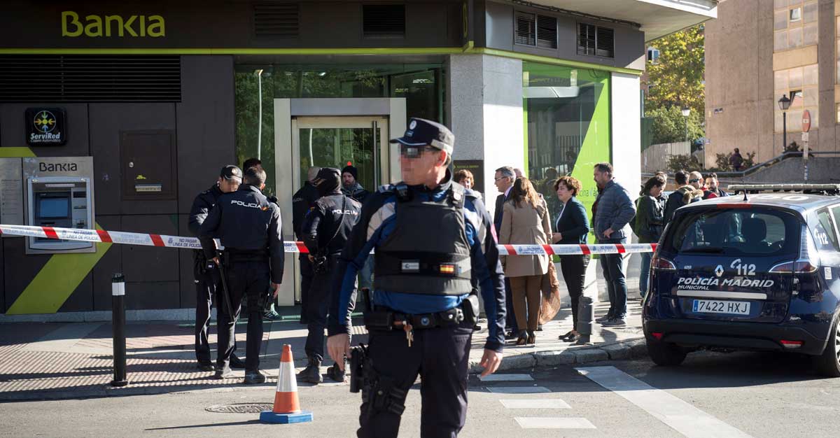 Vista de la sucursal de Bankia del distrito madrileño de Usera, en la que esta mañana un hombre armado ha entrado y ha permanecido en el interior aproximadamente una hora con algunos rehenes.