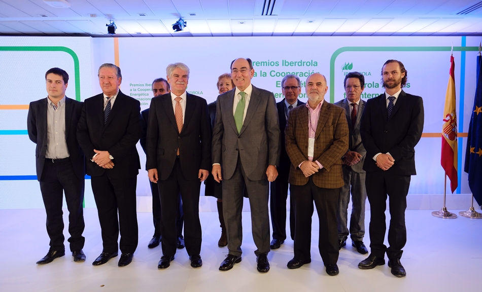 Imagen de los premiados con Ignacio Galán, presidente de Iberdrola, el ministro Alfonso Dastis, y Ramón Paredes, presidente del Club de Excelencia en Sostenibilidad.