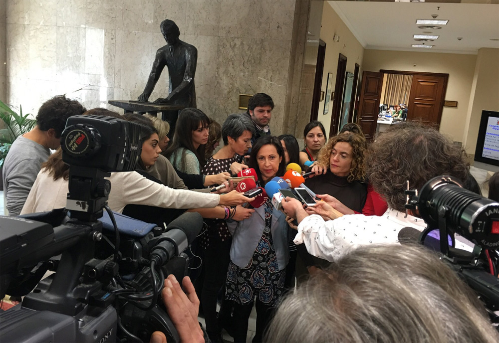 La portavoz del PSOE en el Congreso, Margarita Robles, junto a Meritxell Batet, en la Cámara Baja
