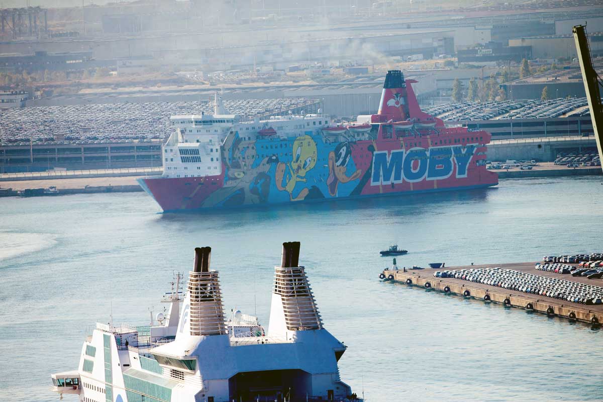 Imagen del barco Piolín, donde se alojaron policías y guardias civiles, abandonando el puerto de Barcelona