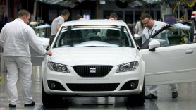 Varios operarios de la factoría automovilística Seat trabajan en la cadena de montaje