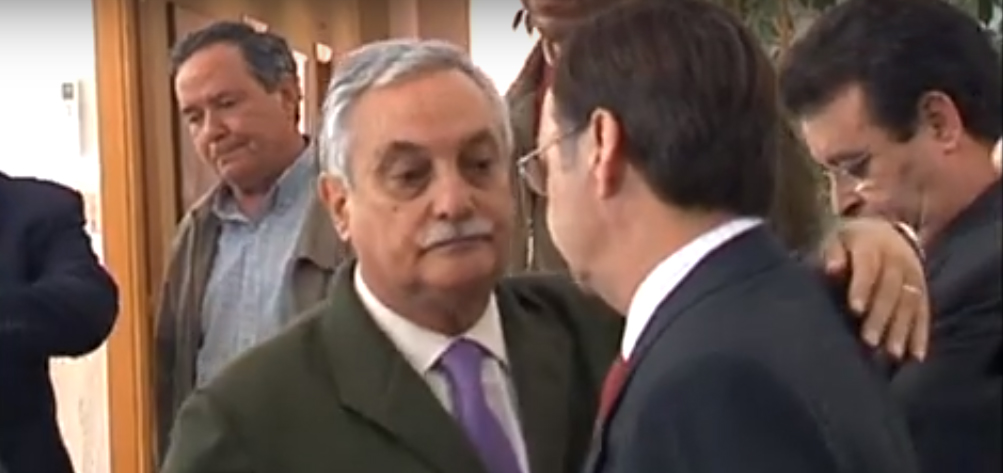 Vicente Moro se abraza con el presidente de Ceuta, Juan Jesús Vivas