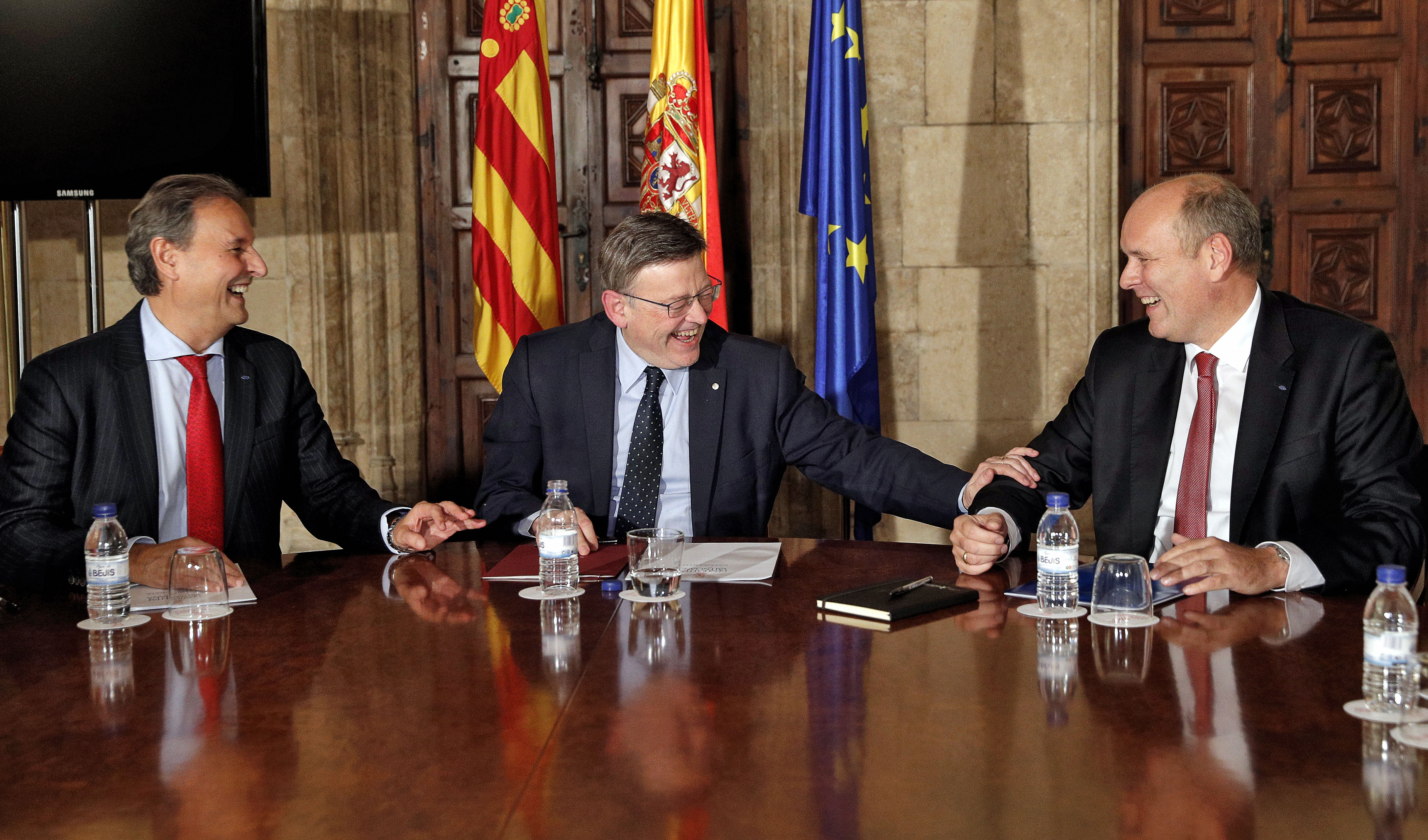 El president de Valencia, Ximo Puig (centro), bromea con el director de Fabricación de Ford Europa, Dirk Heller (dcha), y el presidente de Ford España, Jesús Alonso 