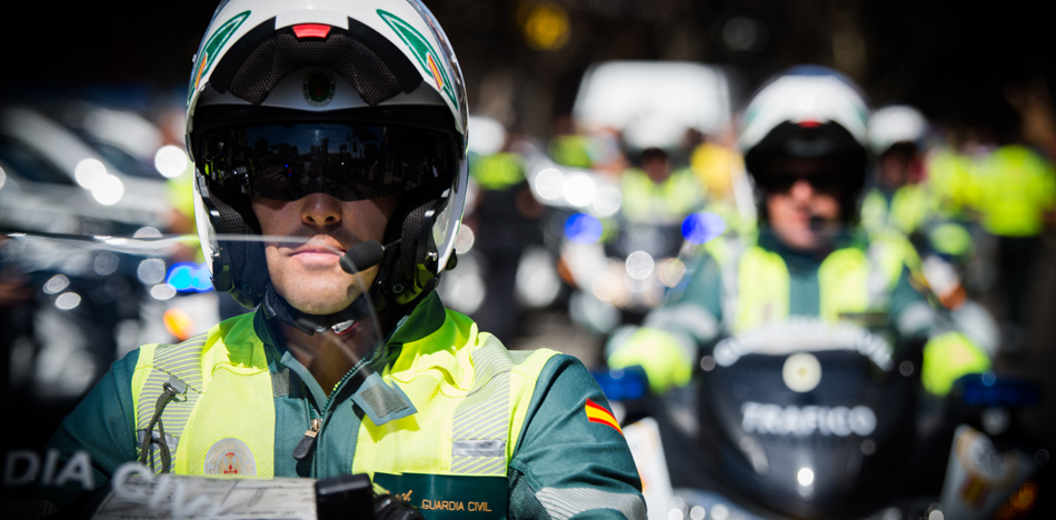 Agentes de la Guardia Civil en sus vehículos. AUGC