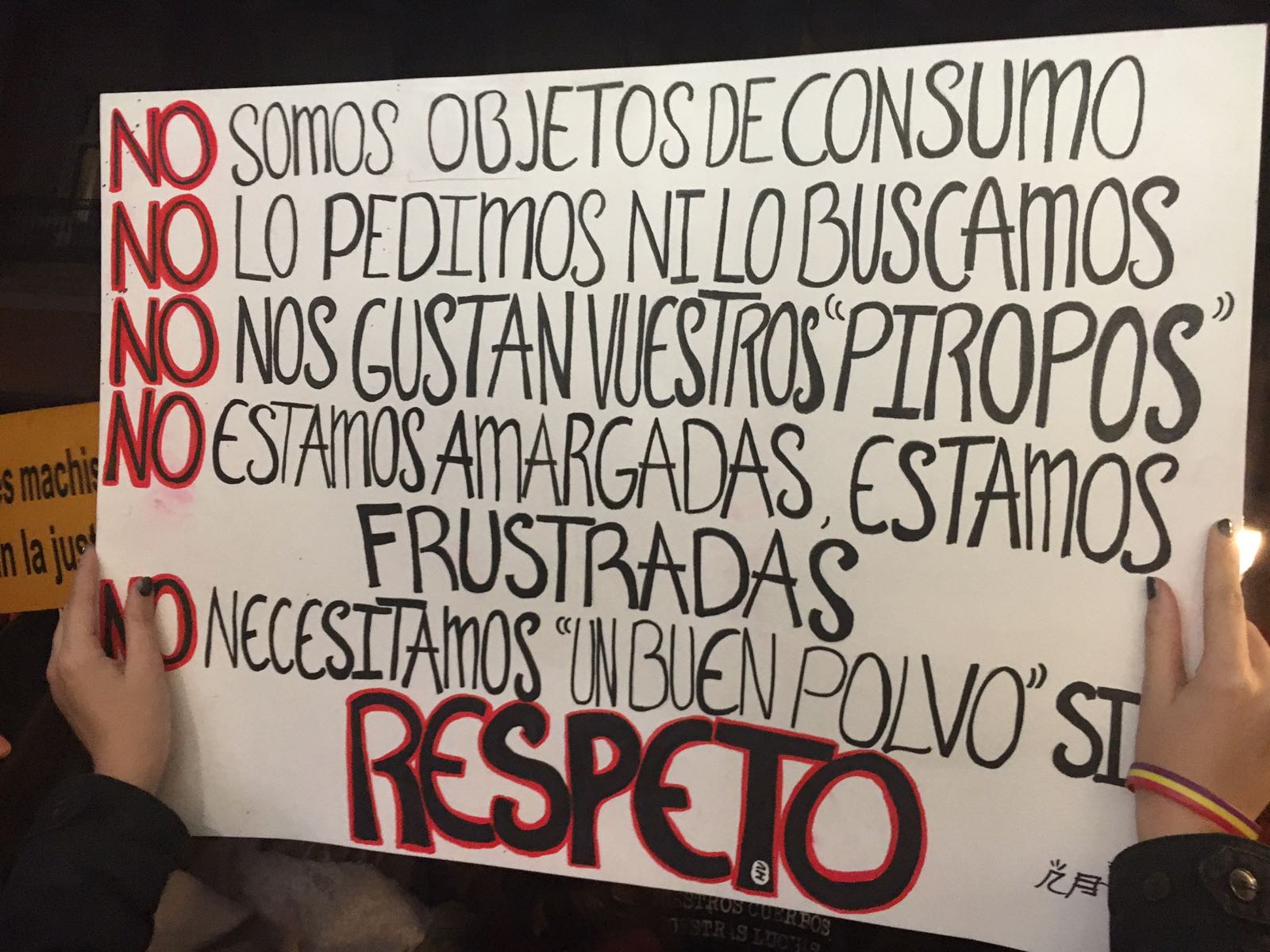 Mensajes en una de las pancartas de la manifestación a favor de la víctima de La Manada. 