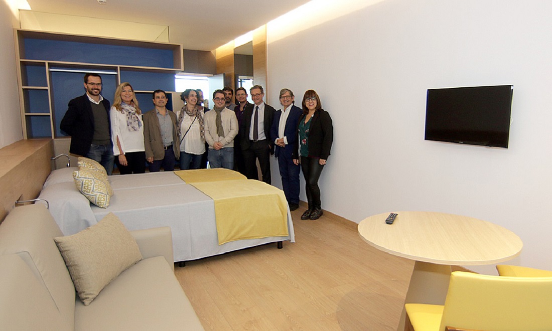 La consellera de salut Patricia Gómez y otras personas de su gabinete visitan el nuevo espacio para familiares desplazados
