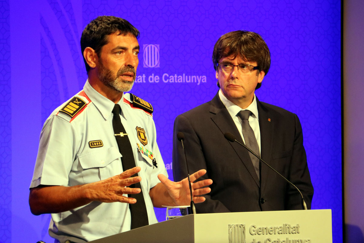 El expresidente de la Generalitat, Carles Puigdemont, y el destituido mayor de los Mossos, Josep Lluís Trapero, en sala de prensa del Palau de la Generalitat