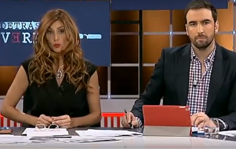 Patricia Betancourt y Ricardo Altable el pasado jueves en un momento de la emisión del programa 'Detrás de la verdad' de 13TV