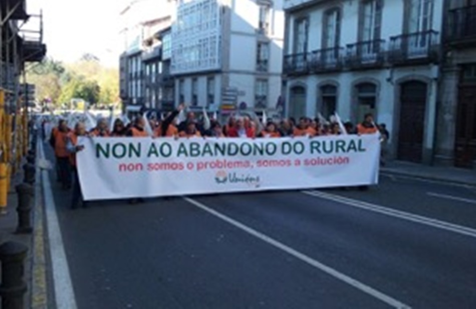 Manifestantes recorren las calles de Santiago de Compostela en señal de protesta por las políticas para el rural de la Xunta.