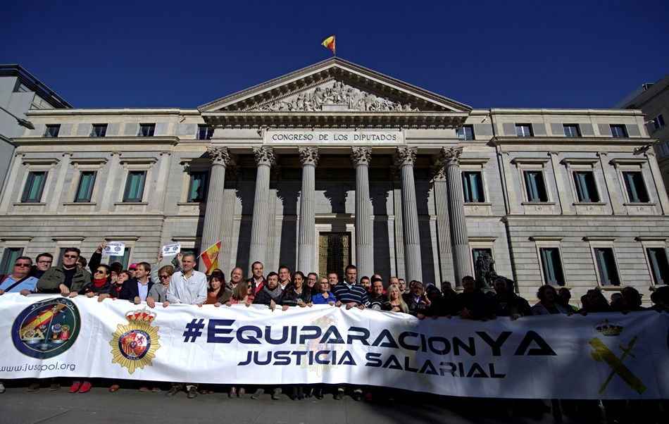 Miles de policías y guardias civiles se manifiestan en el centro de Madrid para pedir la equiparación salarial de los agentes de estos dos cuerpos con las policías autonómicas.