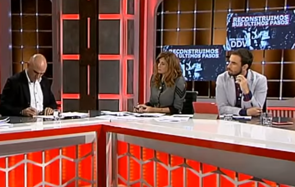 Patricia Betancourt y Ricardo Altable durante una de las emisiones de 'Detrás de la Verdad' que emite TRECE. 