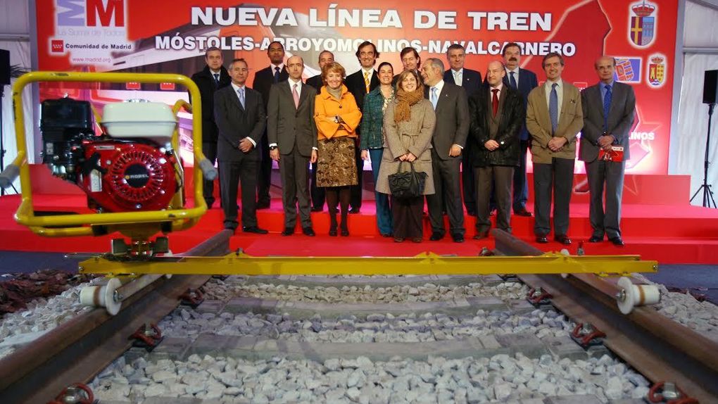 Esperanza Aguirre, en la colocación de la primera piedra en el tren entre Navalcarnero y Móstoles. MADRID.ORG