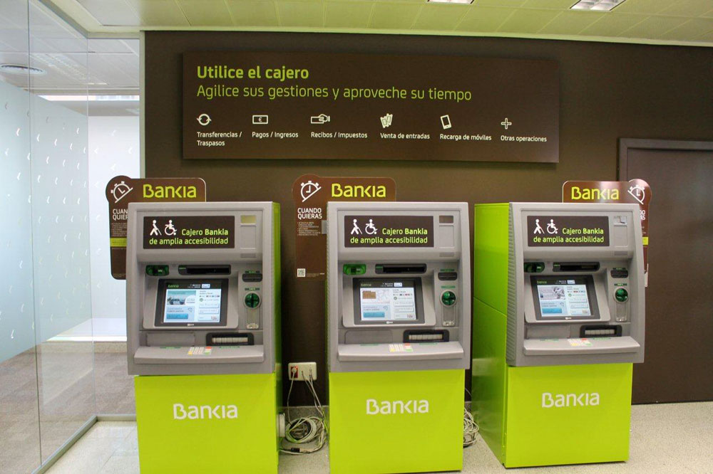 Cajeros de Bankia en una entidad bancaria.