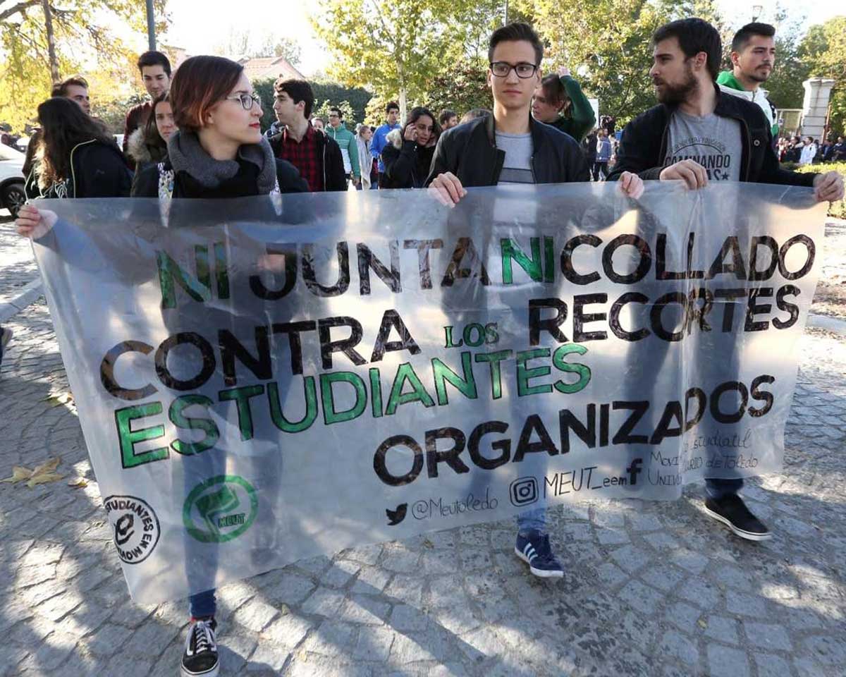 Estudiantes manifestándose por los recortes en la Universidad de Castilla-La Mancha.
