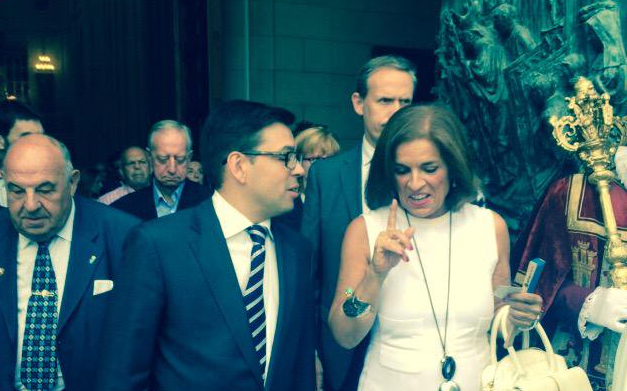 David Erguido, con Ana Botella en su época de alcaldesa, durante la Semana Santa. 