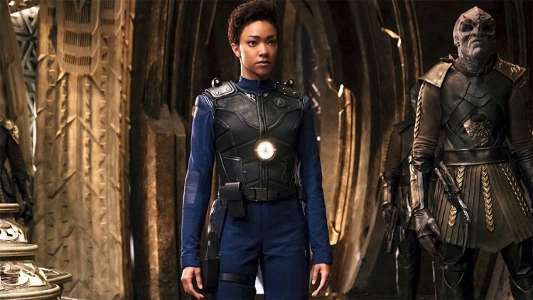 Sonequa Martin-Green interpreta a Michaek Burnham. 