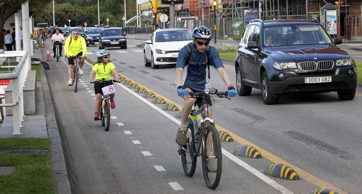 Aspecto del carril bici del Muro de San Lorenzo de Gijón. 