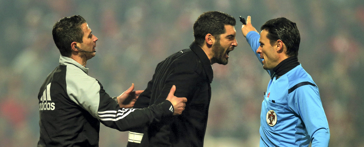 Un entrenador grita a un árbitro portugués.