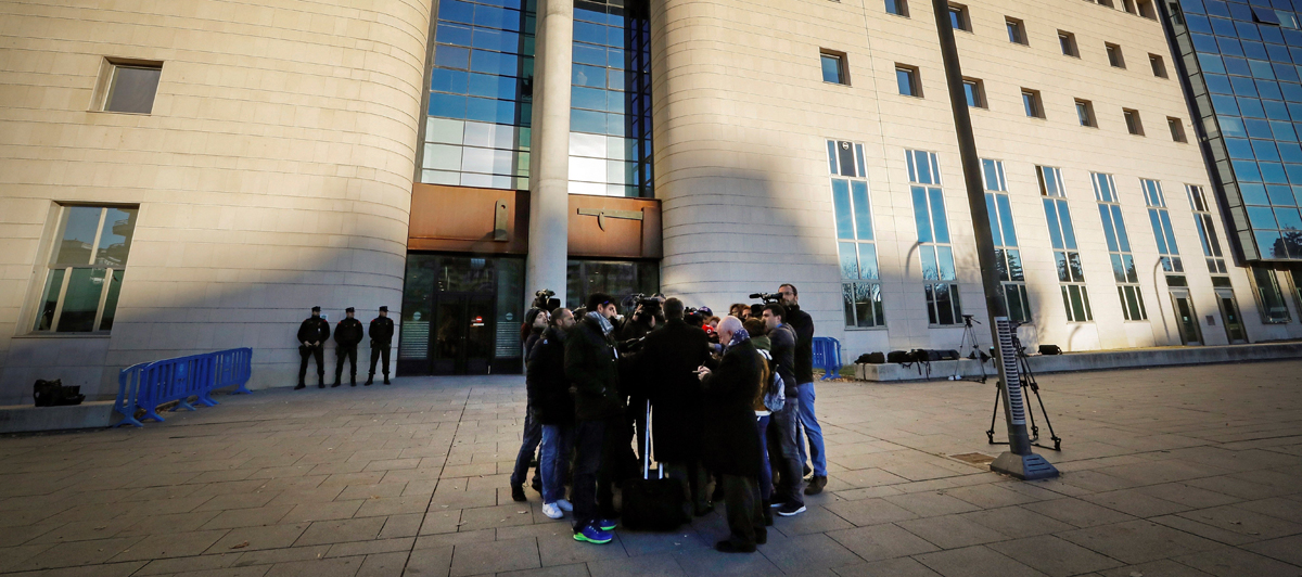 Agustín Martínez Becerra, abogado de tres de los cinco miembros de La Manada, atiende a los periodistas a su llegada al Palacio de Justicia de Navarra