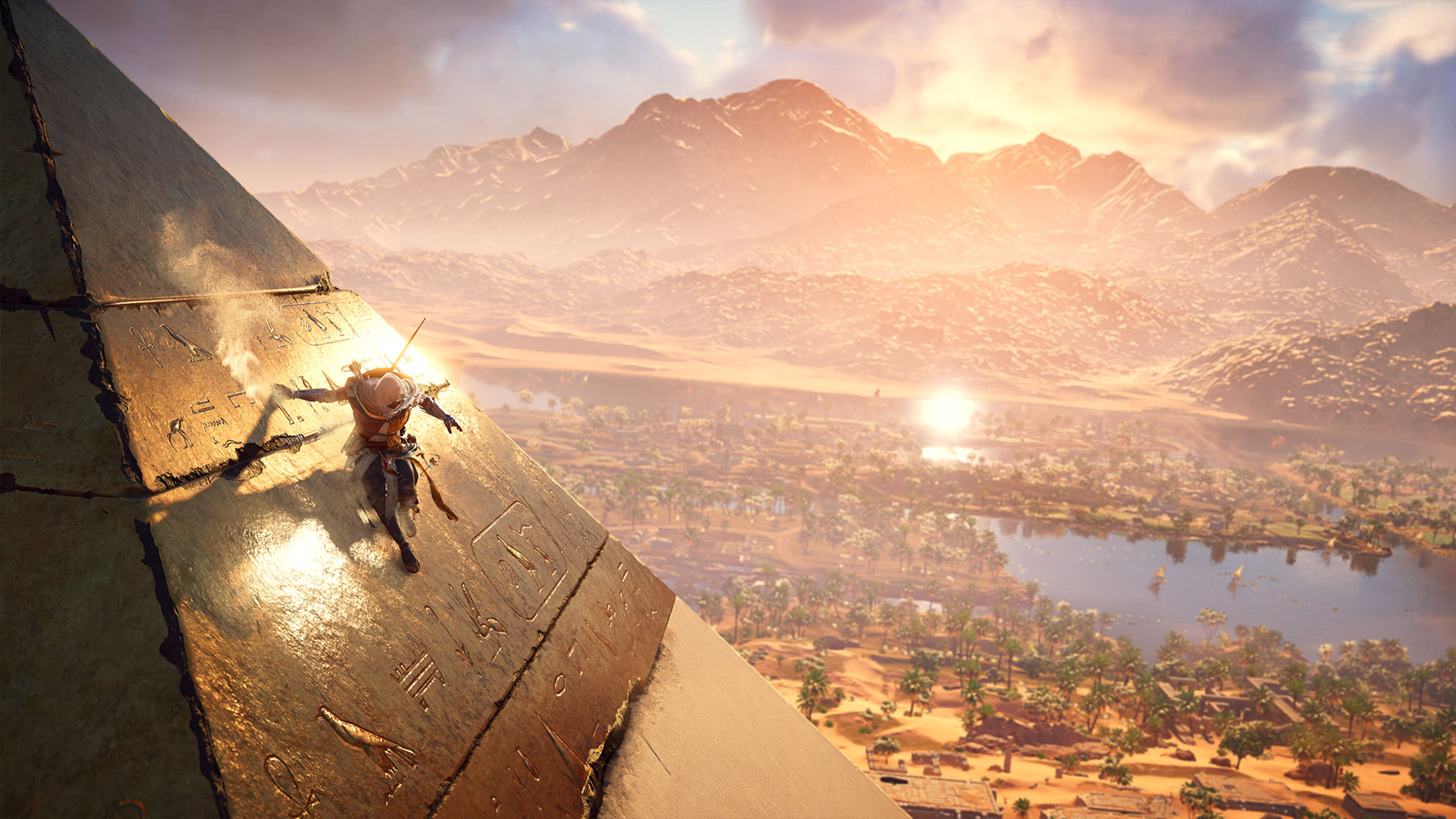 Bayek, en lo alto de una pirámide, disfrutando de las vistas de Assassin's Creed: Origins.