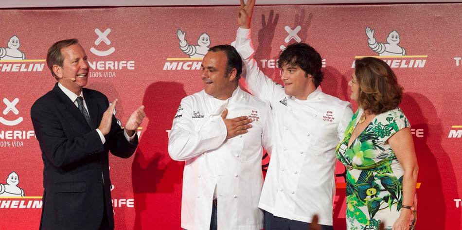 El director internacional de la Guía Michelin, Michael Ellis (i), junto a los cocineros Ángel León (c) y Jordi Cruz (2ºd),  durante la gala Michelin para España y Portugal celebrada en Tenerife.