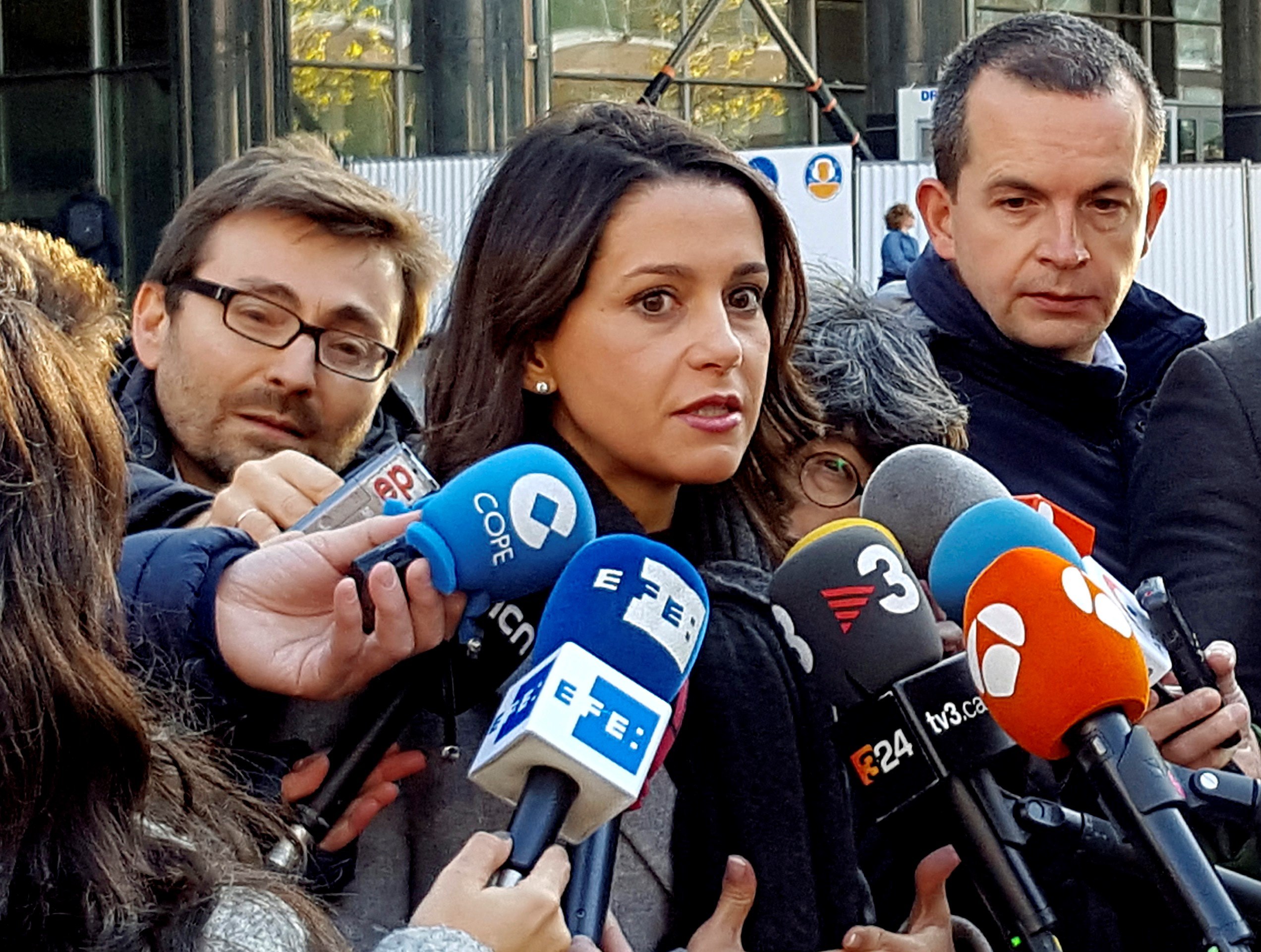 Inés Arrimadas atiende a los medios en Bruselas