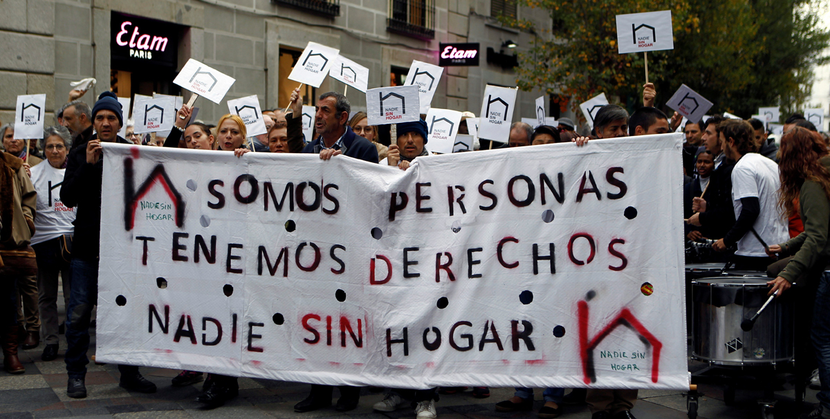 Manifestantes convocados por varios colectivos sociales han marchado esta mañana entre la Puerta del Sol y Ópera coreando "La vivienda es un derecho, no es un regalo. 