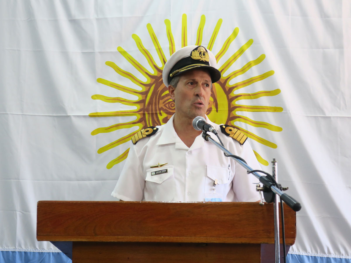 El capitán de navío Enrique Balbi, portavoz de la fuerza naval, ofrece declaraciones a los medios de comunicación hoy, jueves 23 de noviembre de 2017, en la sede la Armada Argentina en Buenos Aires (Argentina).