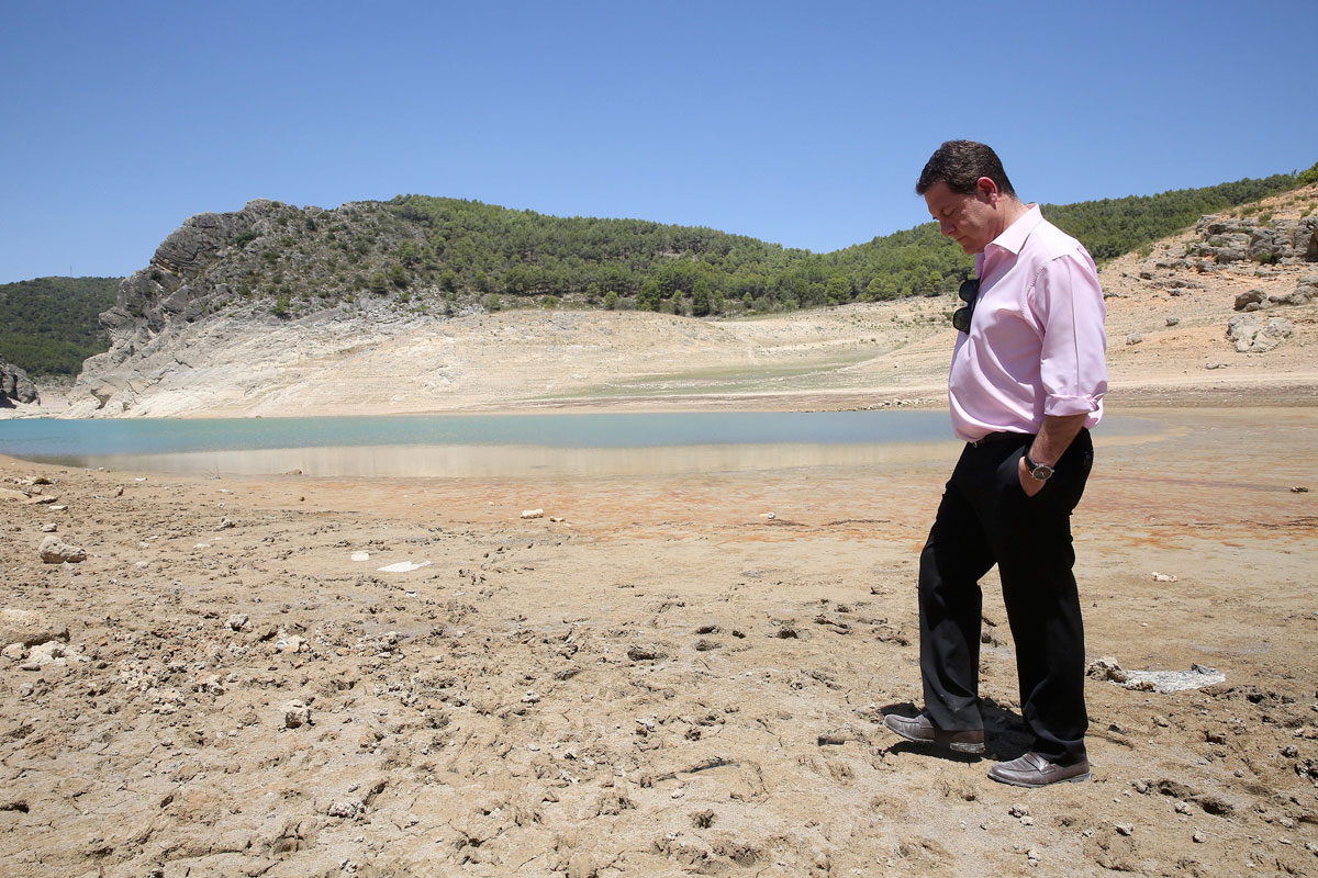 El presidente de Castilla-La Mancha, Emiliano García Page, visitando el diezmado pantano de Entrepeñas en Sacedón (Guadalajara)