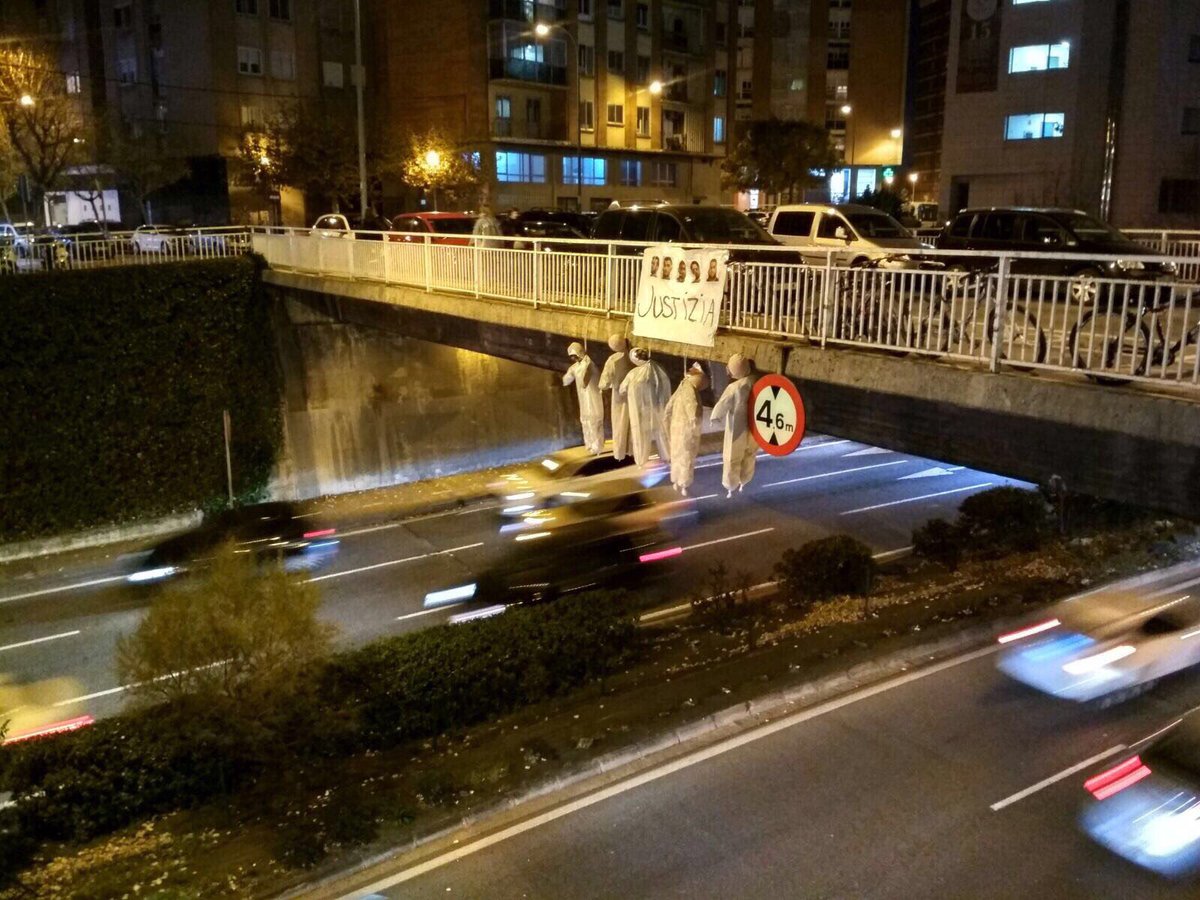 Muñecos emulando a La Manada colgando de un puente de Pamplona @pilarmce