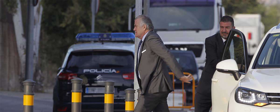 Luis Bárcenas llegando en coche a la Audiencia Nacional.