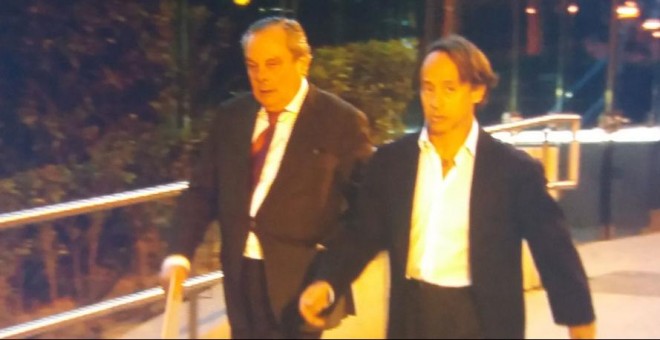 El empresario Adrián de la Joya (derecha) junto a su abogado a la salida de la Audiencia Nacional. 