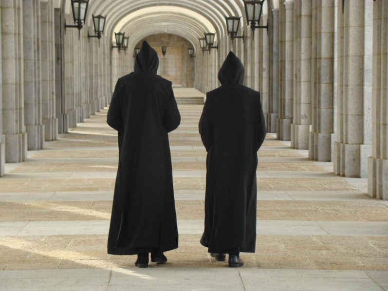 Imagen de unos monjes benedictinos en la abadía del Valle de los Caídos. 