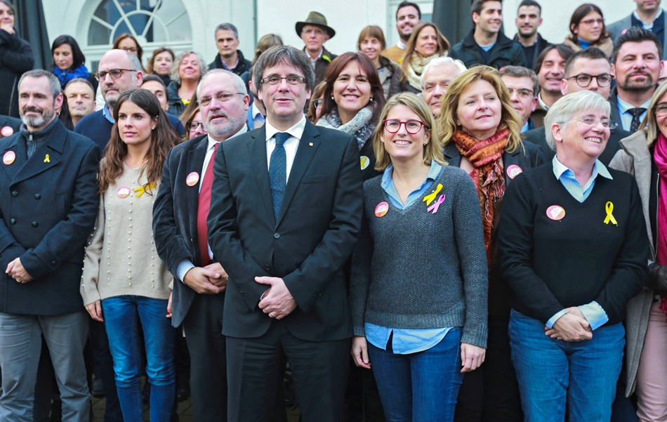 Carles Puigdemont posa junto a candidatos de su partido tras una rueda de prensa en Brujas (Bélgica). 